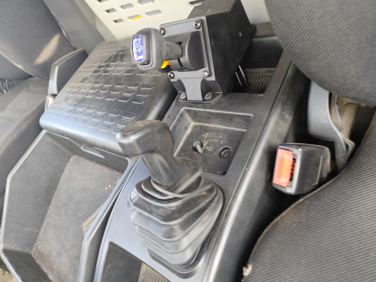 IVECO EUROCARGO 75-160 - Tovornjak z dvigalom: slika 5 IVECO EUROCARGO 75-160 - Tovornjak z dvigalom: slika 5