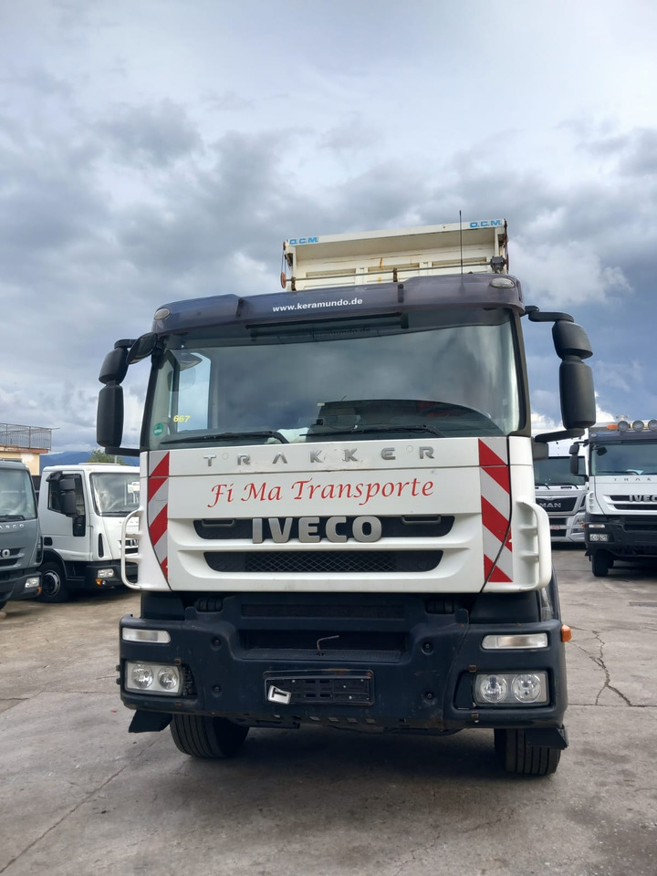 IVECO TRAKKER 260T36 - Tovornjak z dvigalom: slika 2 IVECO TRAKKER 260T36 - Tovornjak z dvigalom: slika 2