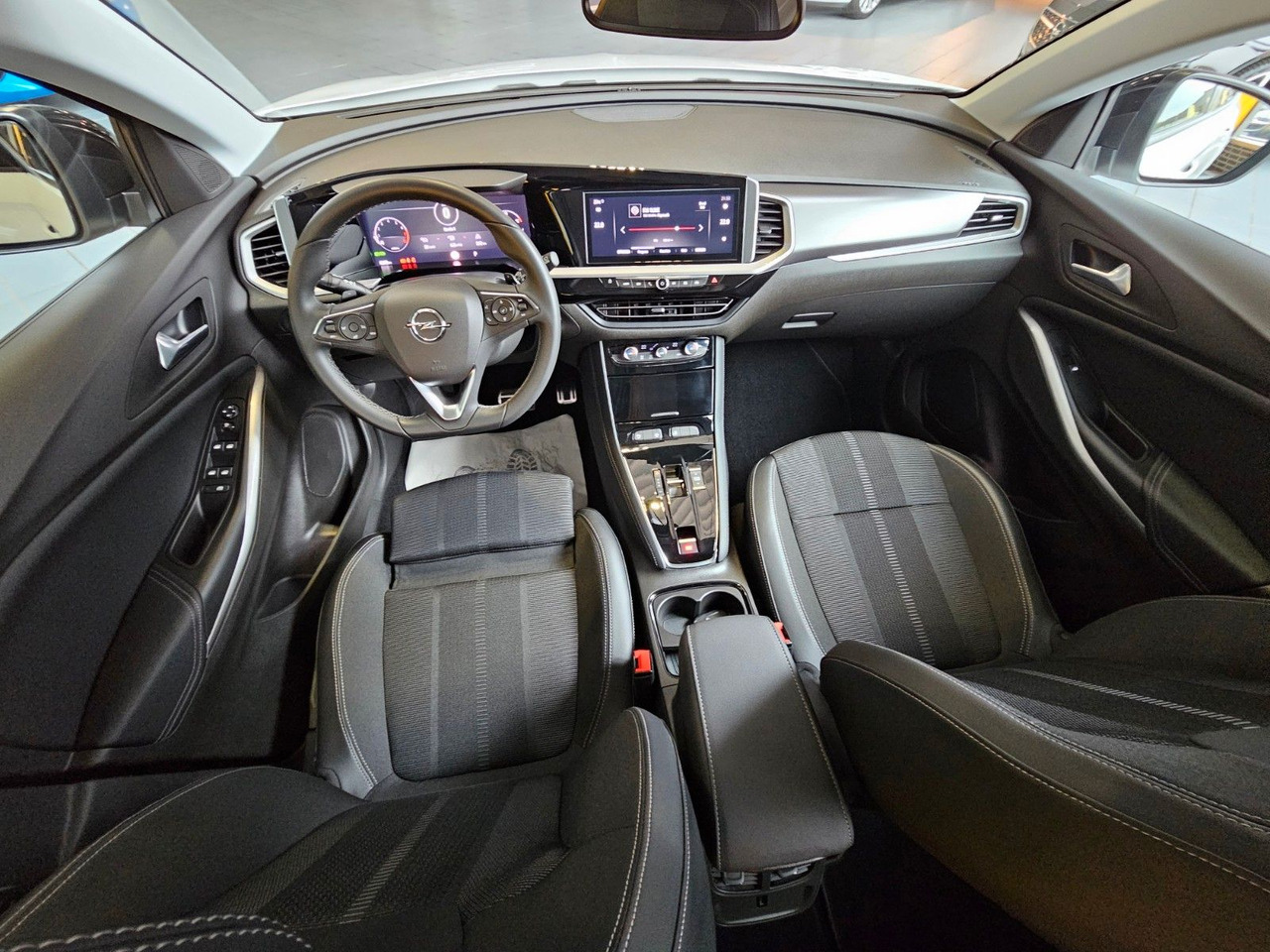 Opel Grandland Elegance AT-8 Navi Kamera LED - SUV: slika 5 Opel Grandland Elegance AT-8 Navi Kamera LED - SUV: slika 5