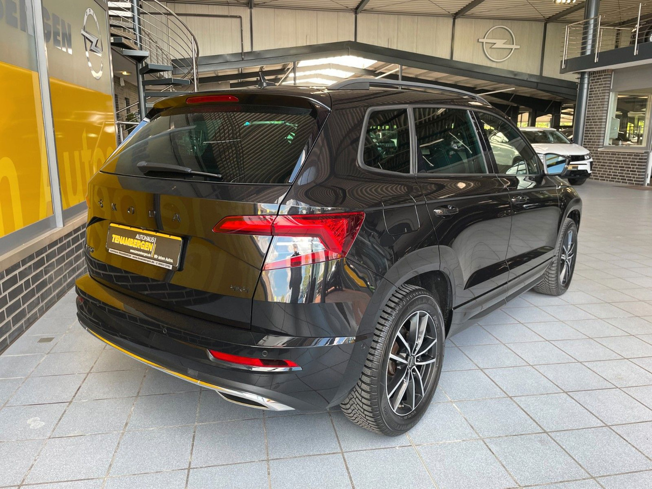 Skoda Karoq Sportline 4x4 Kamera Virt.Cockp LED ACC - SUV: slika 3 Skoda Karoq Sportline 4x4 Kamera Virt.Cockp LED ACC - SUV: slika 3