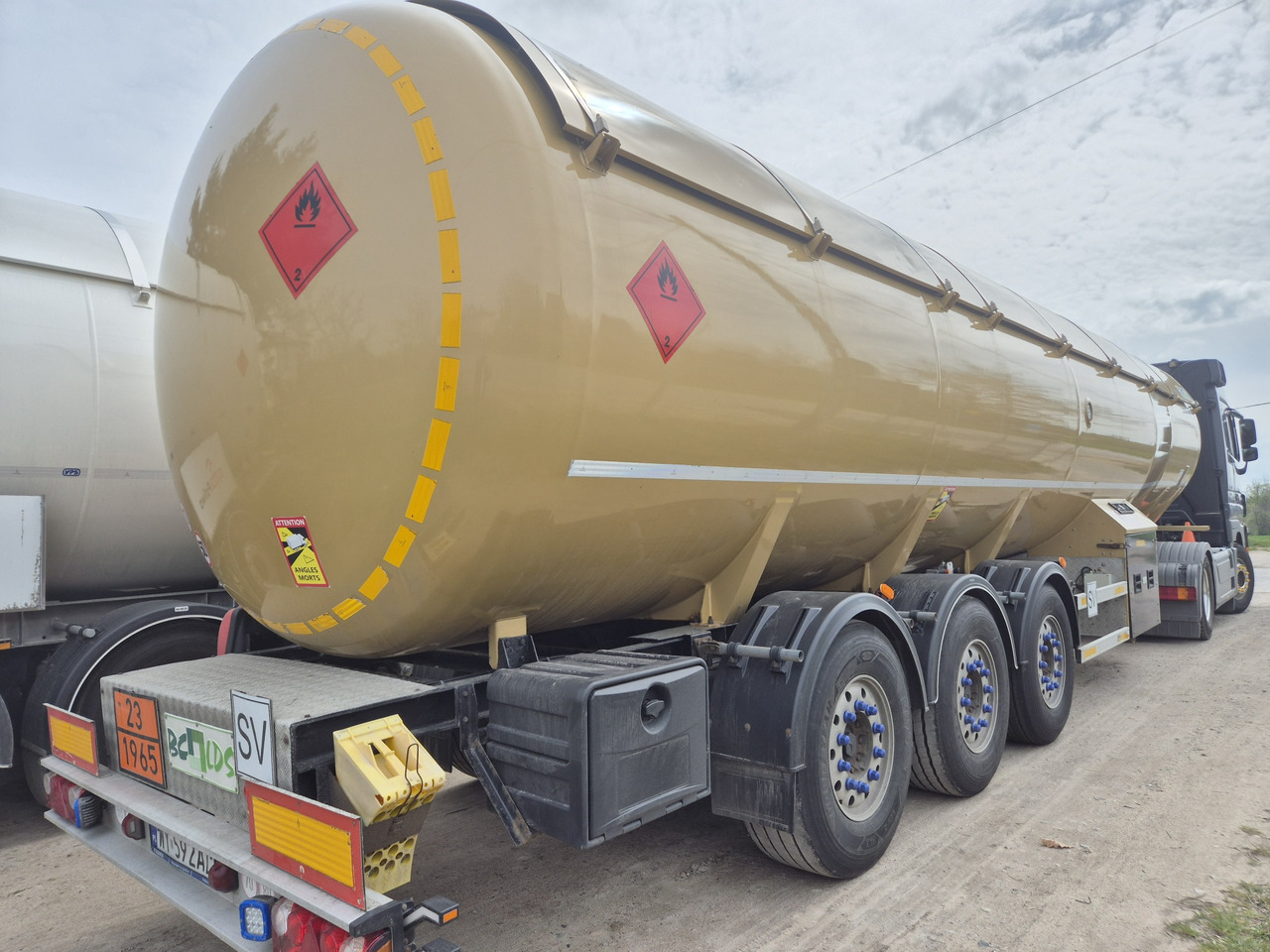 BC-LDS NCG-50 /LPG/ GPL/ PROPANE/ Mercedes axels - Polprikolica cisterna: slika 2 BC-LDS NCG-50 /LPG/ GPL/ PROPANE/ Mercedes axels - Polprikolica cisterna: slika 2