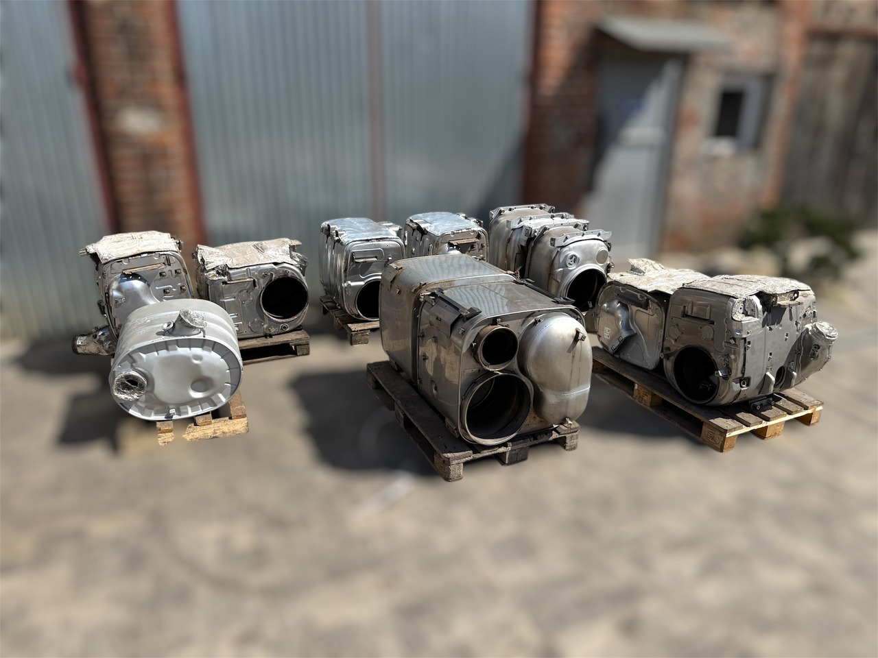 Catalyst exhaust SCR DPF DOC DAF MAN VOLVO SCANIA RENAULT XF 106 XG XG+ TGX TGS FH13 - Katalizator: slika 1 Catalyst exhaust SCR DPF DOC DAF MAN VOLVO SCANIA RENAULT XF 106 XG XG+ TGX TGS FH13 - Katalizator: slika 1