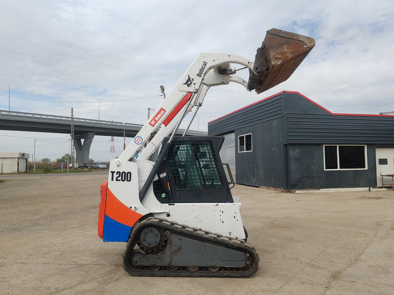 BOBCAT T200 - Kompaktni nakladalnik na gosenicah: slika 4 BOBCAT T200 - Kompaktni nakladalnik na gosenicah: slika 4