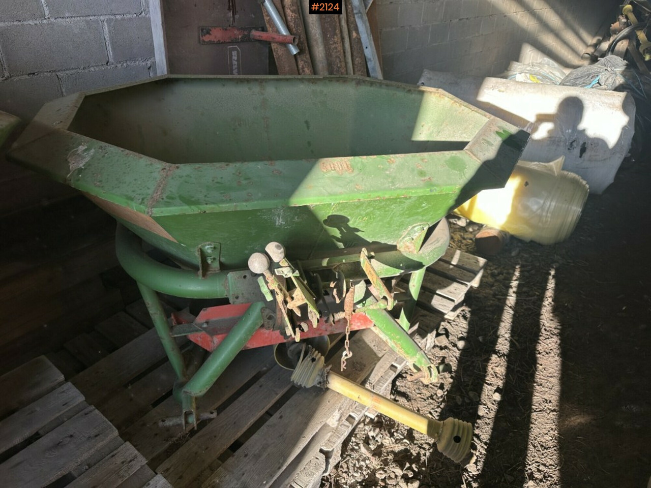 Fertilizer spreader - Trosilnik gnojila: slika 1 Fertilizer spreader - Trosilnik gnojila: slika 1