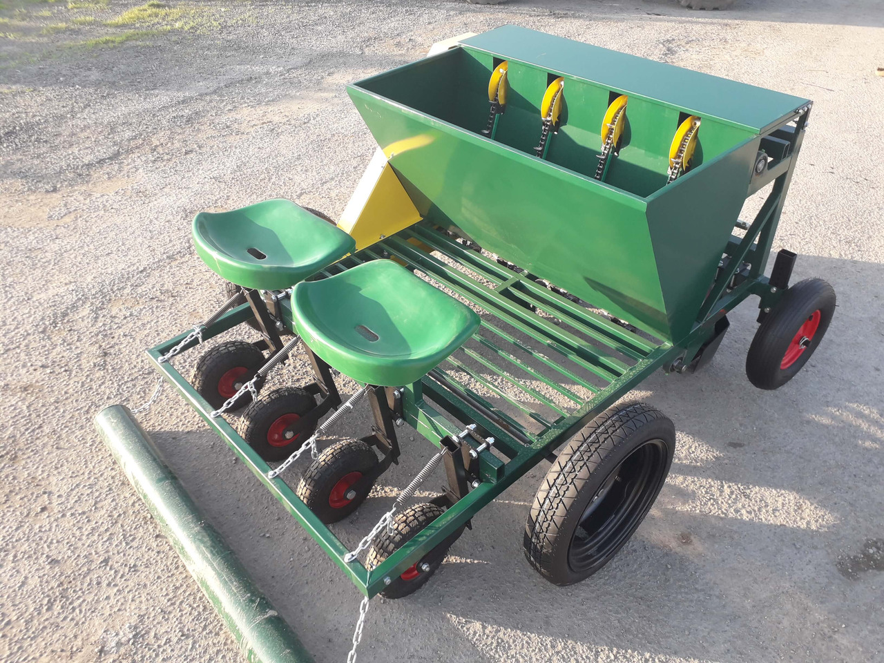 GARMACH Planteuse Ail-Oignon-Echalote AGP 4 R - Sadilec krompirja: slika 1 GARMACH Planteuse Ail-Oignon-Echalote AGP 4 R - Sadilec krompirja: slika 1