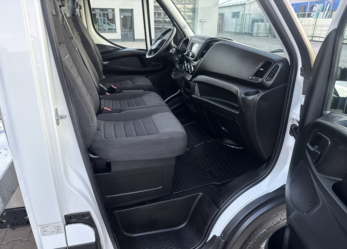 Tovornjak avtotransporter Iveco Daily 3.0 160KM Rok 2022 55 tys km przebiegu AUTOLAWETA Najazd laweta: slika 8