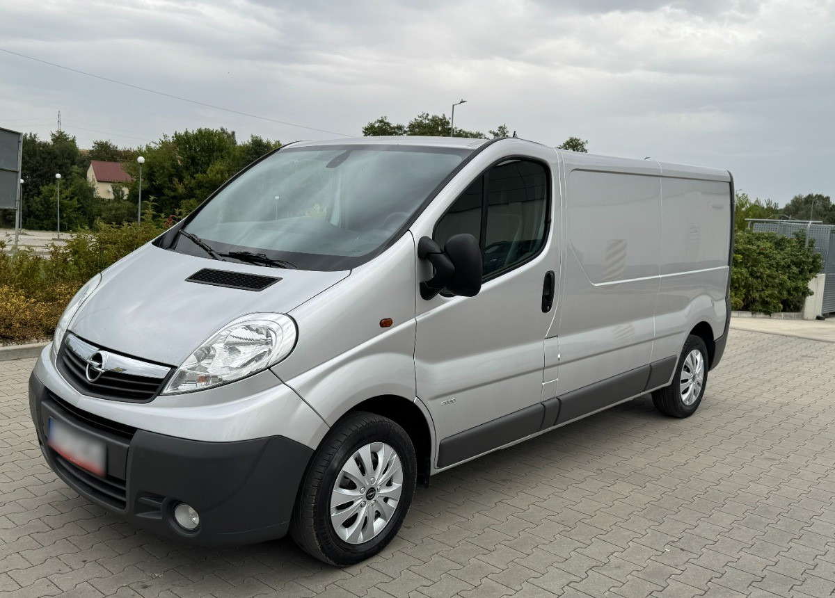Opel Vivaro 2.0 DCI 115KM 2013 Rok SERWISOWANY Bezwypadkowy Super Stan - Furgon: slika 1 Opel Vivaro 2.0 DCI 115KM 2013 Rok SERWISOWANY Bezwypadkowy Super Stan - Furgon: slika 1