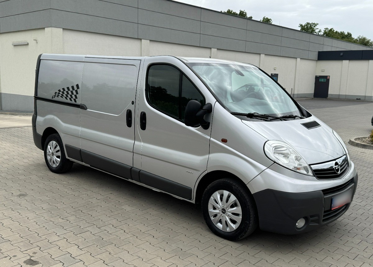 Opel Vivaro 2.0 DCI 115KM 2013 Rok SERWISOWANY Bezwypadkowy Super Stan - Furgon: slika 4 Opel Vivaro 2.0 DCI 115KM 2013 Rok SERWISOWANY Bezwypadkowy Super Stan - Furgon: slika 4