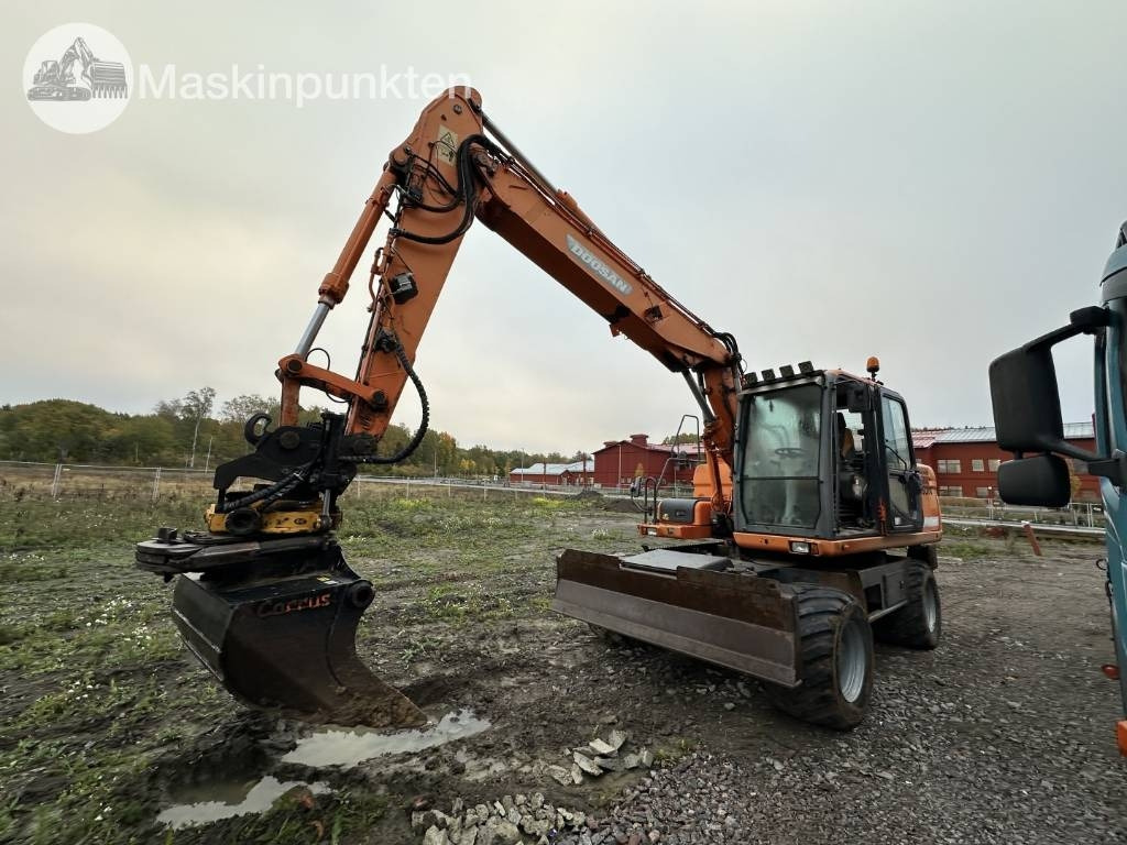 Doosan DX 140 W med vagn och redskap - Bager na kolesih: slika 1 Doosan DX 140 W med vagn och redskap - Bager na kolesih: slika 1