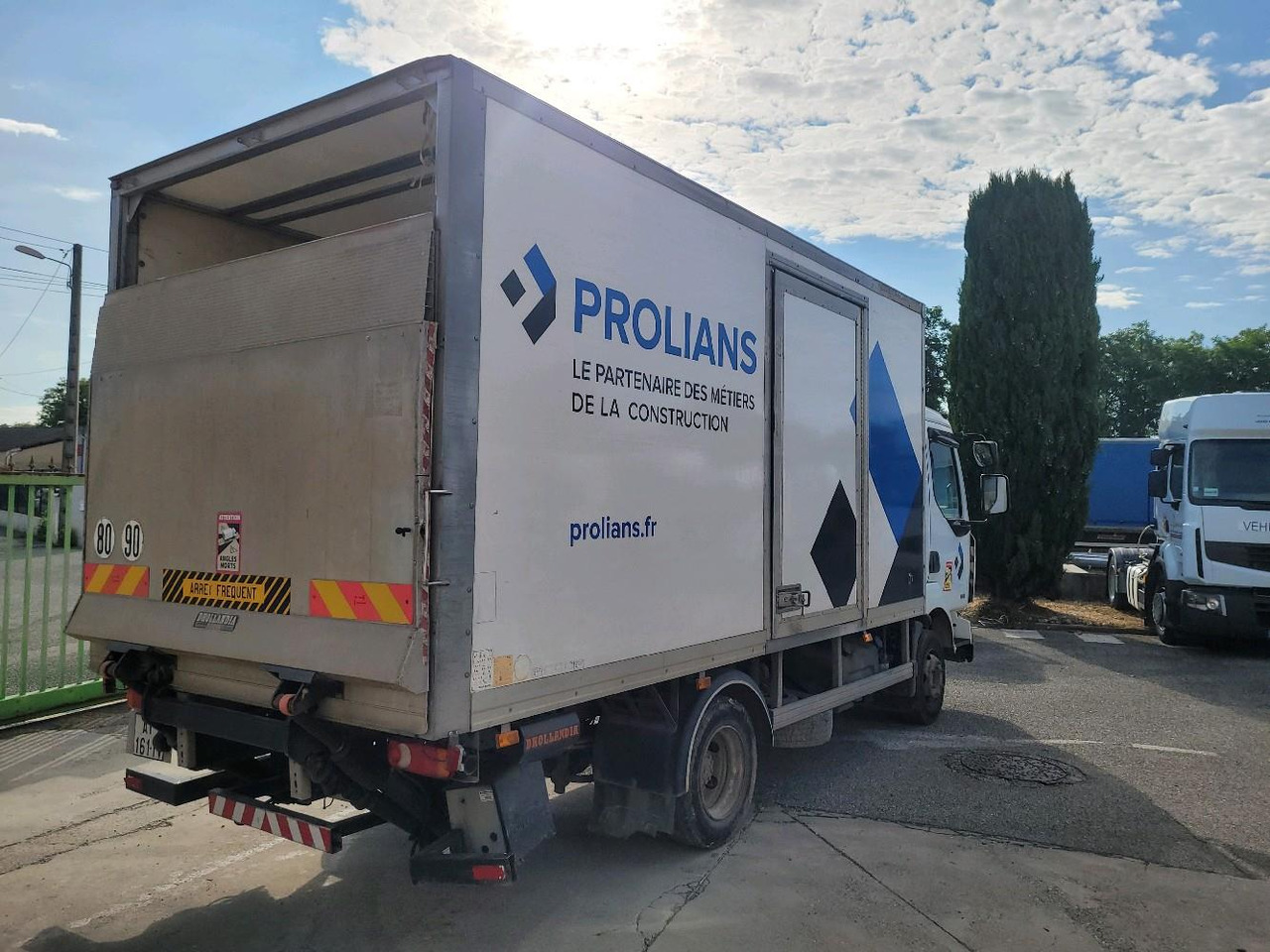 RENAULT MIDLUM 180 DXL - Tovornjak zabojnik: slika 4 RENAULT MIDLUM 180 DXL - Tovornjak zabojnik: slika 4