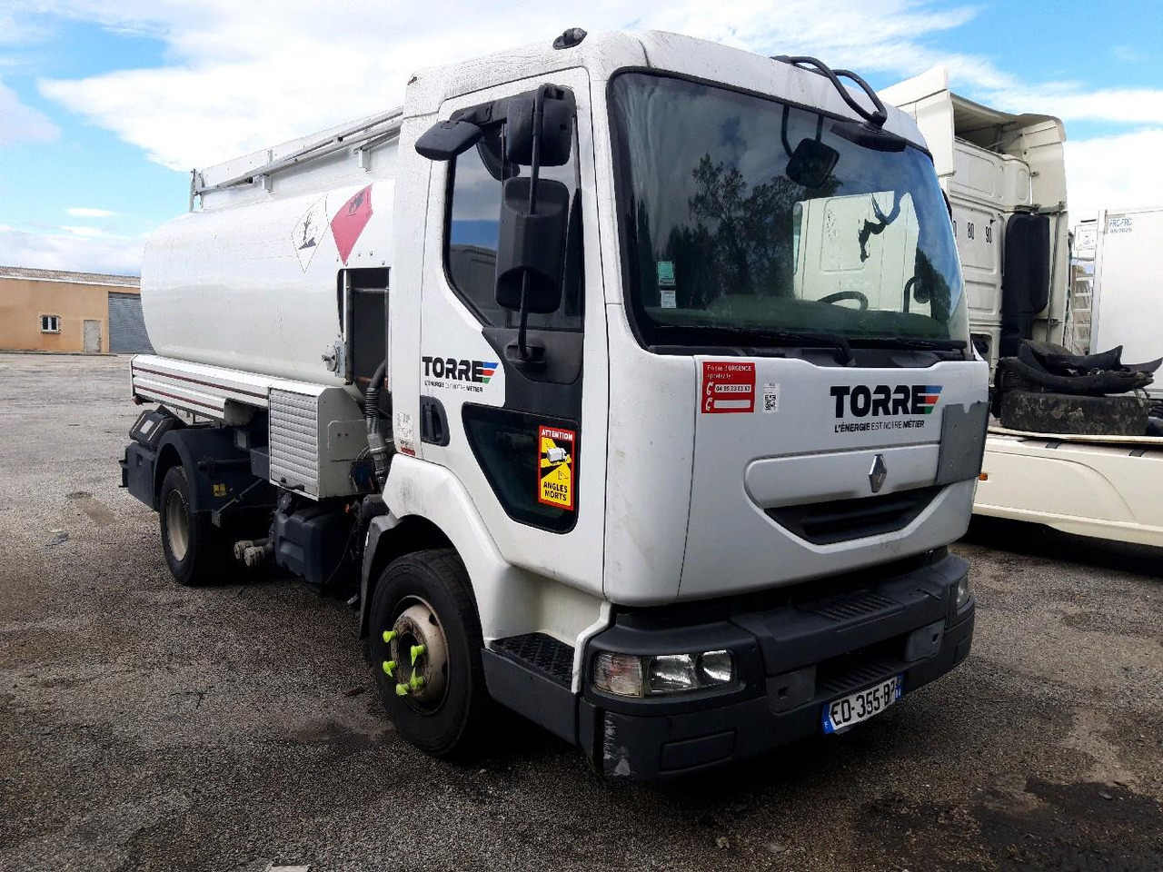 RENAULT MIDLUM CITERNE 7500 - Tovornjak cisterna: slika 1 RENAULT MIDLUM CITERNE 7500 - Tovornjak cisterna: slika 1