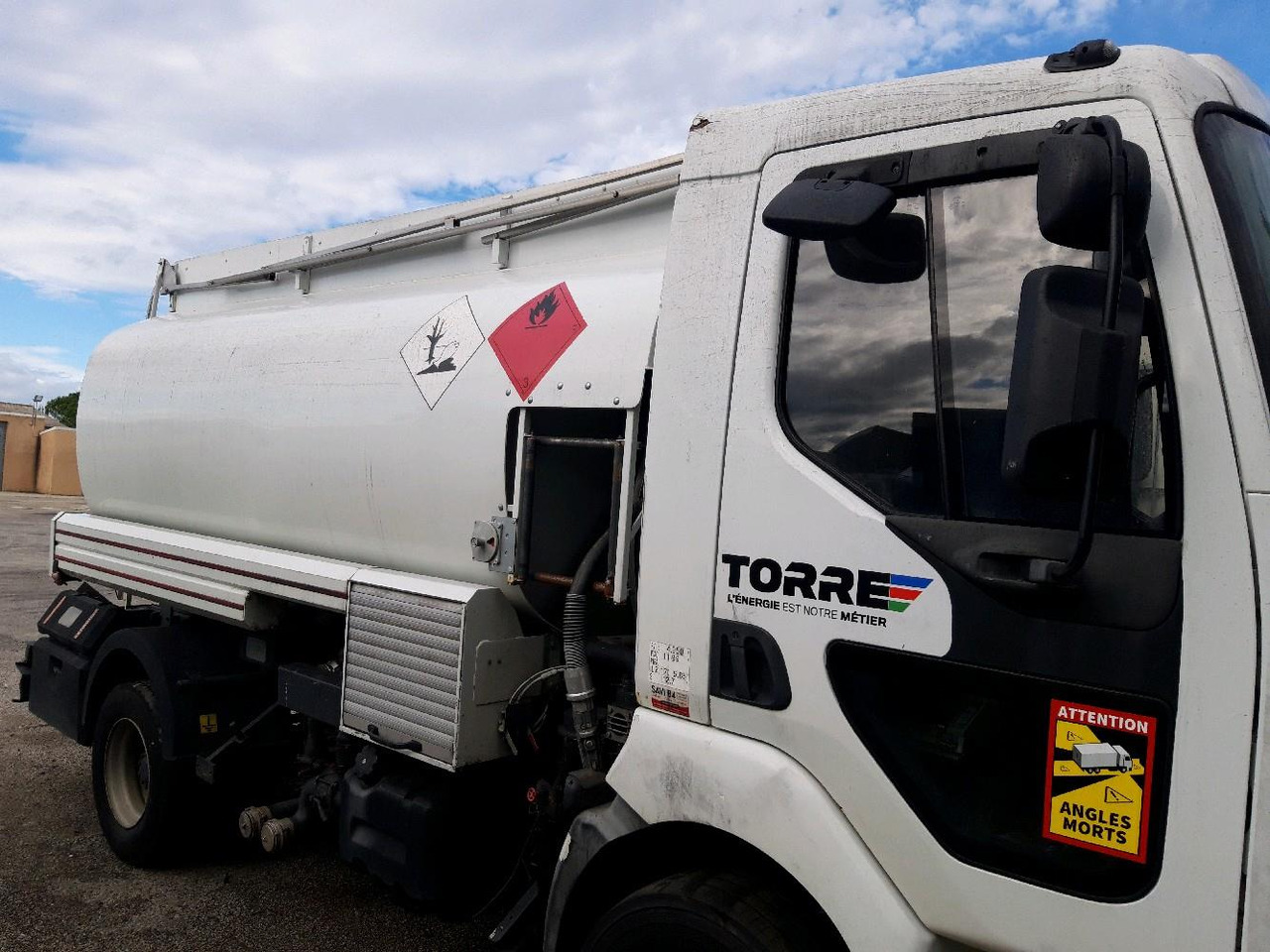 RENAULT MIDLUM CITERNE 7500 - Tovornjak cisterna: slika 3 RENAULT MIDLUM CITERNE 7500 - Tovornjak cisterna: slika 3