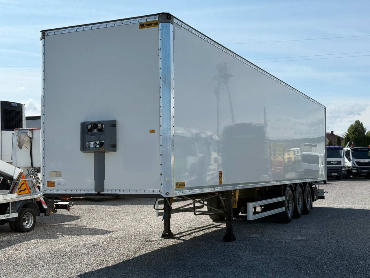Wielton AXLE SAF BOX LIFTED AXLE - Polprikolica zabojnik: slika 3 Wielton AXLE SAF BOX LIFTED AXLE - Polprikolica zabojnik: slika 3