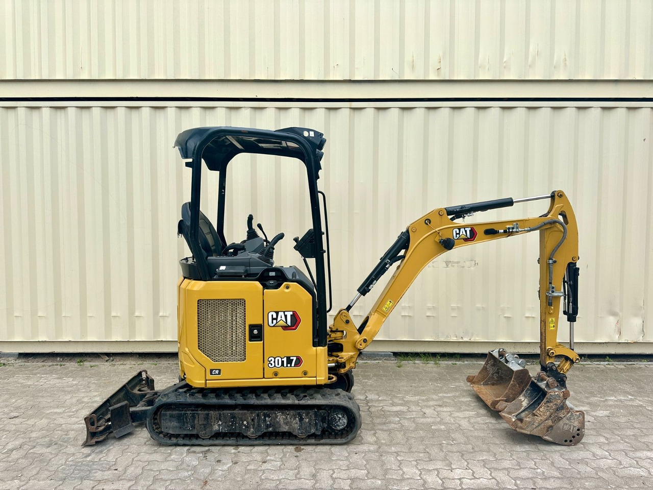 CAT 301.7 CR / 2022 BJ / 656 H / 3 x Löffel - Mini bager: slika 1 CAT 301.7 CR / 2022 BJ / 656 H / 3 x Löffel - Mini bager: slika 1