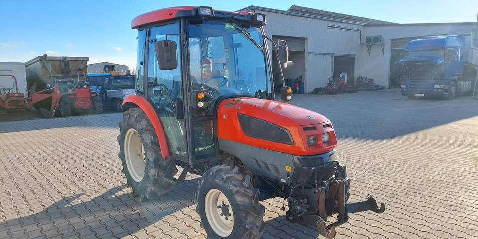 Kioti EX50 HST 50KM klimatyzacja przedni TUZ - Traktor: slika 4 Kioti EX50 HST 50KM klimatyzacja przedni TUZ - Traktor: slika 4