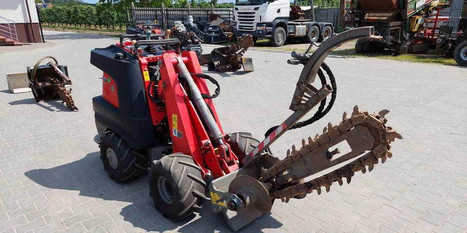 Koparka łańcuchowa miniładowarka Ditch Witch R300 wiertnica - Rovokopač: slika 4 Koparka łańcuchowa miniładowarka Ditch Witch R300 wiertnica - Rovokopač: slika 4