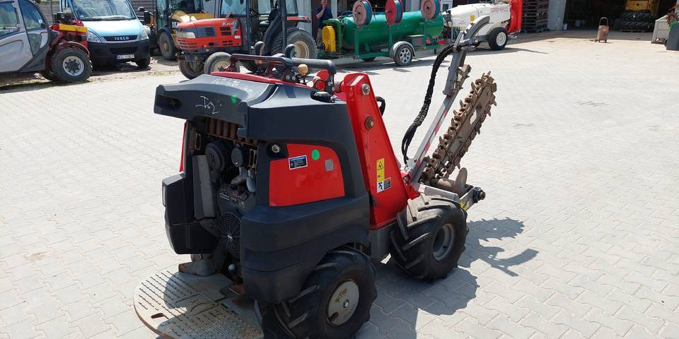 Koparka łańcuchowa miniładowarka Ditch Witch R300 wiertnica - Rovokopač: slika 3 Koparka łańcuchowa miniładowarka Ditch Witch R300 wiertnica - Rovokopač: slika 3