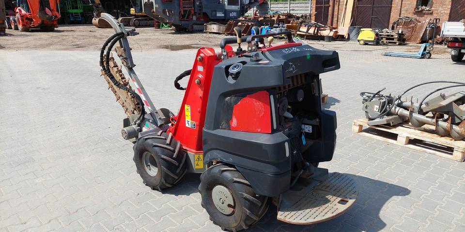 Koparka łańcuchowa miniładowarka Ditch Witch R300 wiertnica - Rovokopač: slika 2 Koparka łańcuchowa miniładowarka Ditch Witch R300 wiertnica - Rovokopač: slika 2