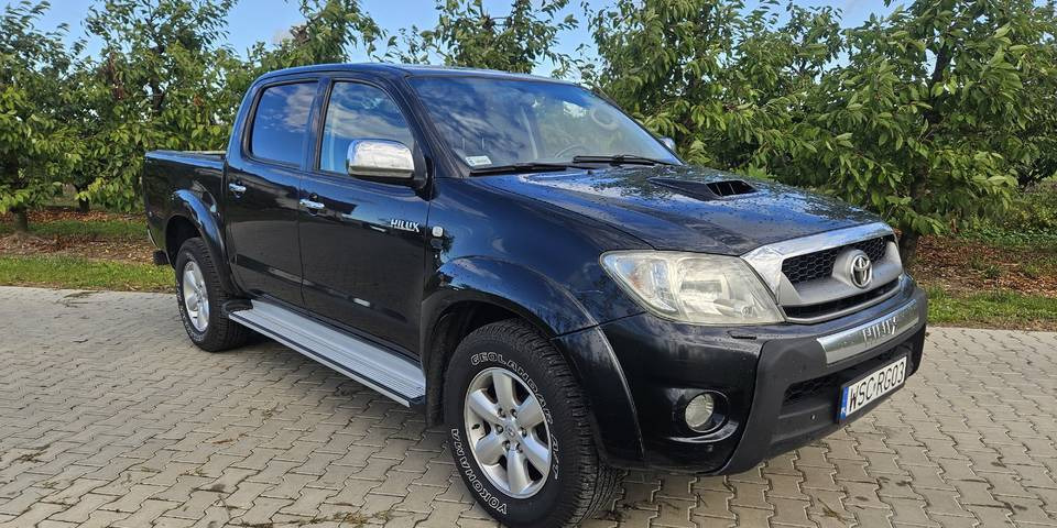 Toyota Hilux 3.0 SR5 automat 4x4 - Poltovornjak: slika 3 Toyota Hilux 3.0 SR5 automat 4x4 - Poltovornjak: slika 3
