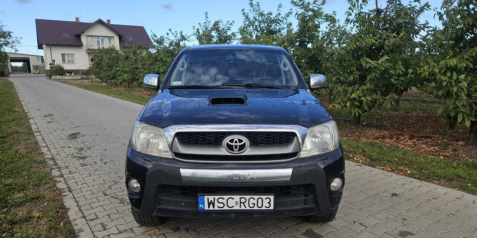 Toyota Hilux 3.0 SR5 automat 4x4 - Poltovornjak: slika 2 Toyota Hilux 3.0 SR5 automat 4x4 - Poltovornjak: slika 2
