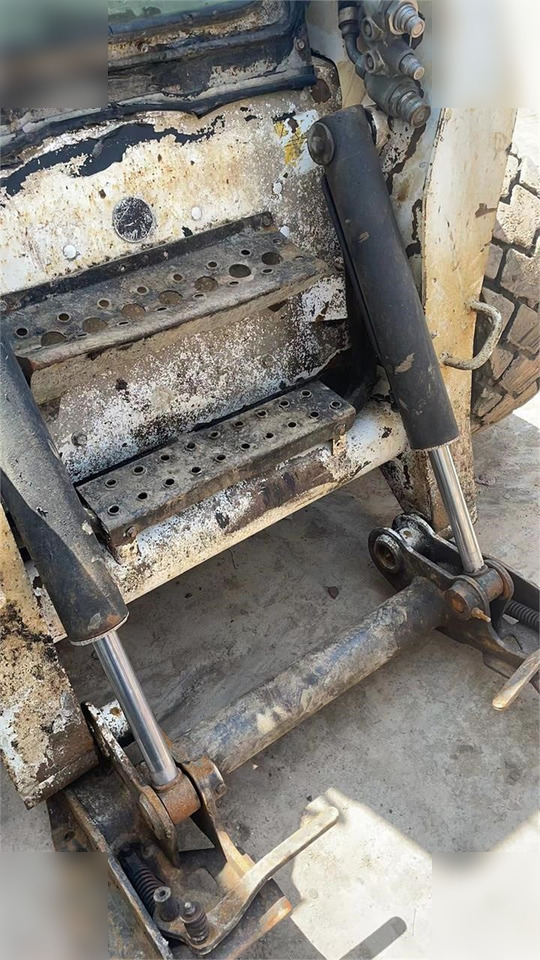 Mini nakladalec BOBCAT S220: slika 8