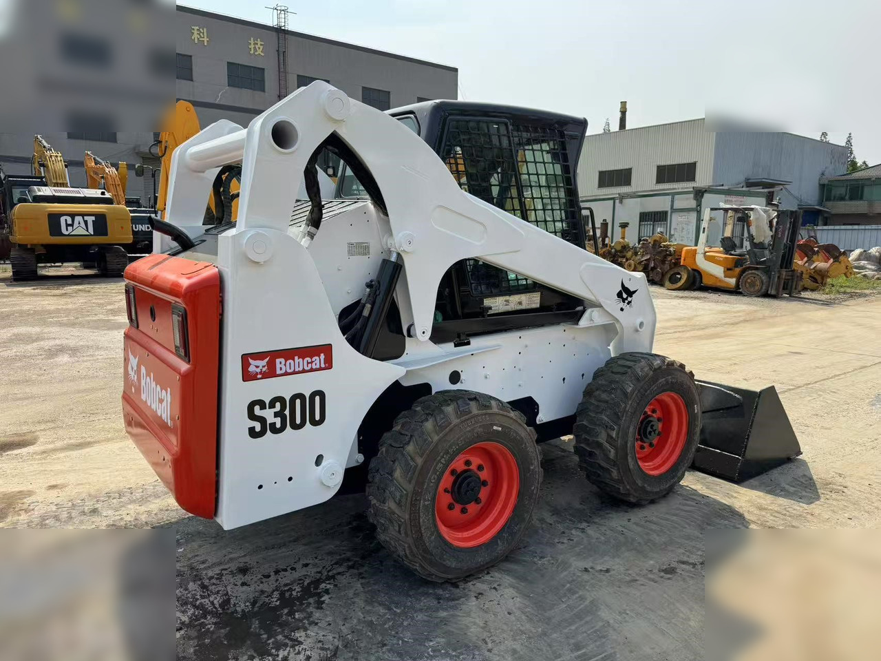 BOBCAT S300 - Mini nakladalec: slika 3 BOBCAT S300 - Mini nakladalec: slika 3