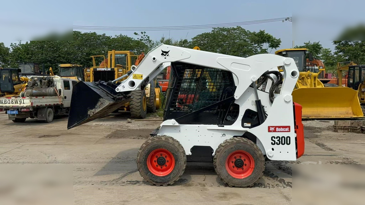 BOBCAT S300 - Mini nakladalec: slika 4 BOBCAT S300 - Mini nakladalec: slika 4