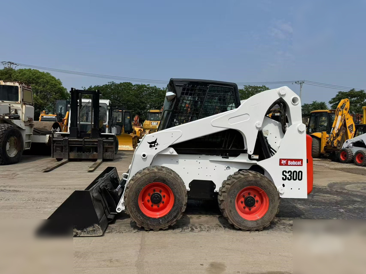 BOBCAT S300 - Mini nakladalec: slika 1 BOBCAT S300 - Mini nakladalec: slika 1