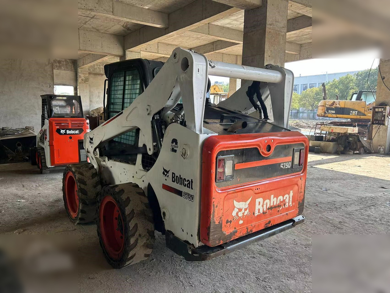 BOBCAT S750 - Mini nakladalec: slika 2 BOBCAT S750 - Mini nakladalec: slika 2