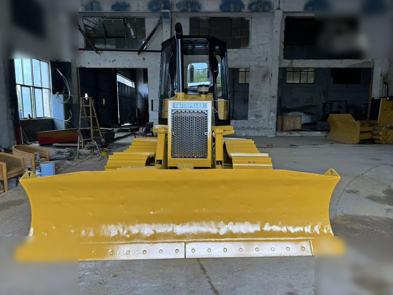 CATERPILLAR D4C - Buldožer: slika 2 CATERPILLAR D4C - Buldožer: slika 2