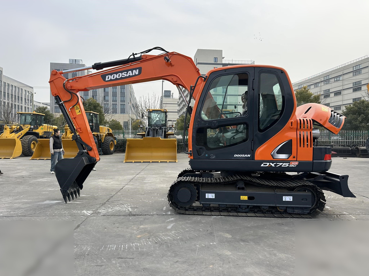 DOOSAN DX75-9CN - Bager goseničar: slika 1 DOOSAN DX75-9CN - Bager goseničar: slika 1