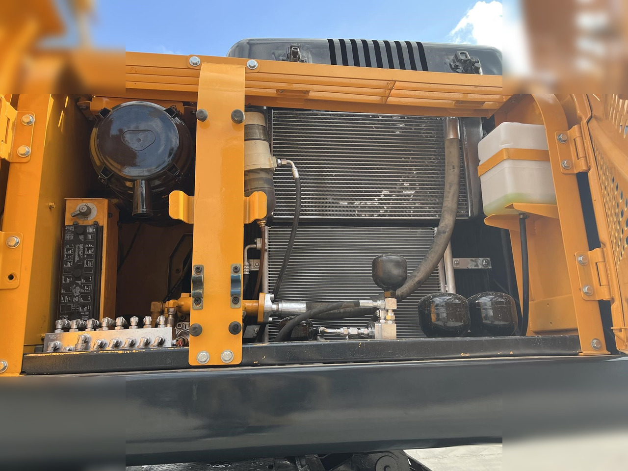 HYUNDAI ROBEX 210W-9 - Bager na kolesih: slika 5 HYUNDAI ROBEX 210W-9 - Bager na kolesih: slika 5