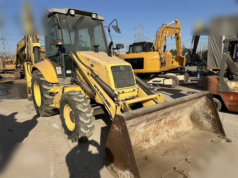 NEW HOLLAND LB95B-4PT - Bager nakladalec: slika 3 NEW HOLLAND LB95B-4PT - Bager nakladalec: slika 3