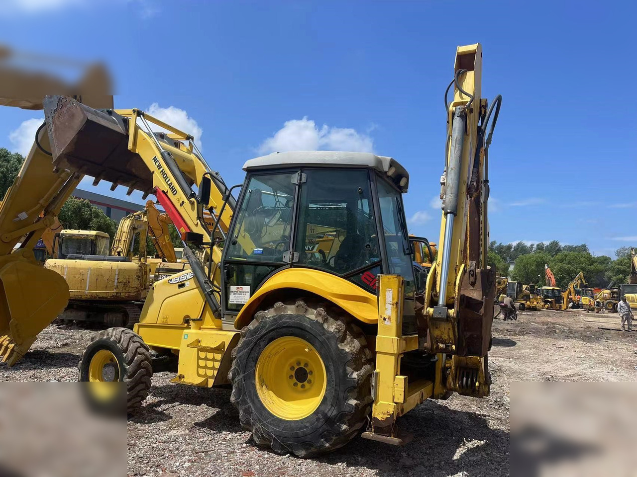 NEW HOLLAND LB95B-4PT - Bager nakladalec: slika 2 NEW HOLLAND LB95B-4PT - Bager nakladalec: slika 2