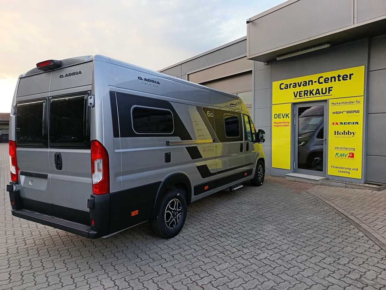 Adria Twin "60Y" 640 SLB*180 PS*4,25t MAXI*COMBI D 6E* - Kombi avtodom: slika 4 Adria Twin "60Y" 640 SLB*180 PS*4,25t MAXI*COMBI D 6E* - Kombi avtodom: slika 4