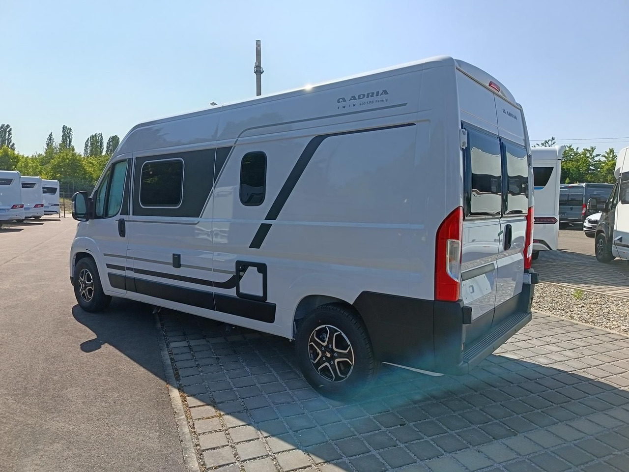 Adria Twin Twin 600 SPB Family*SAFETY+STYLE*DAB*SOFORT - Kombi avtodom: slika 4 Adria Twin Twin 600 SPB Family*SAFETY+STYLE*DAB*SOFORT - Kombi avtodom: slika 4