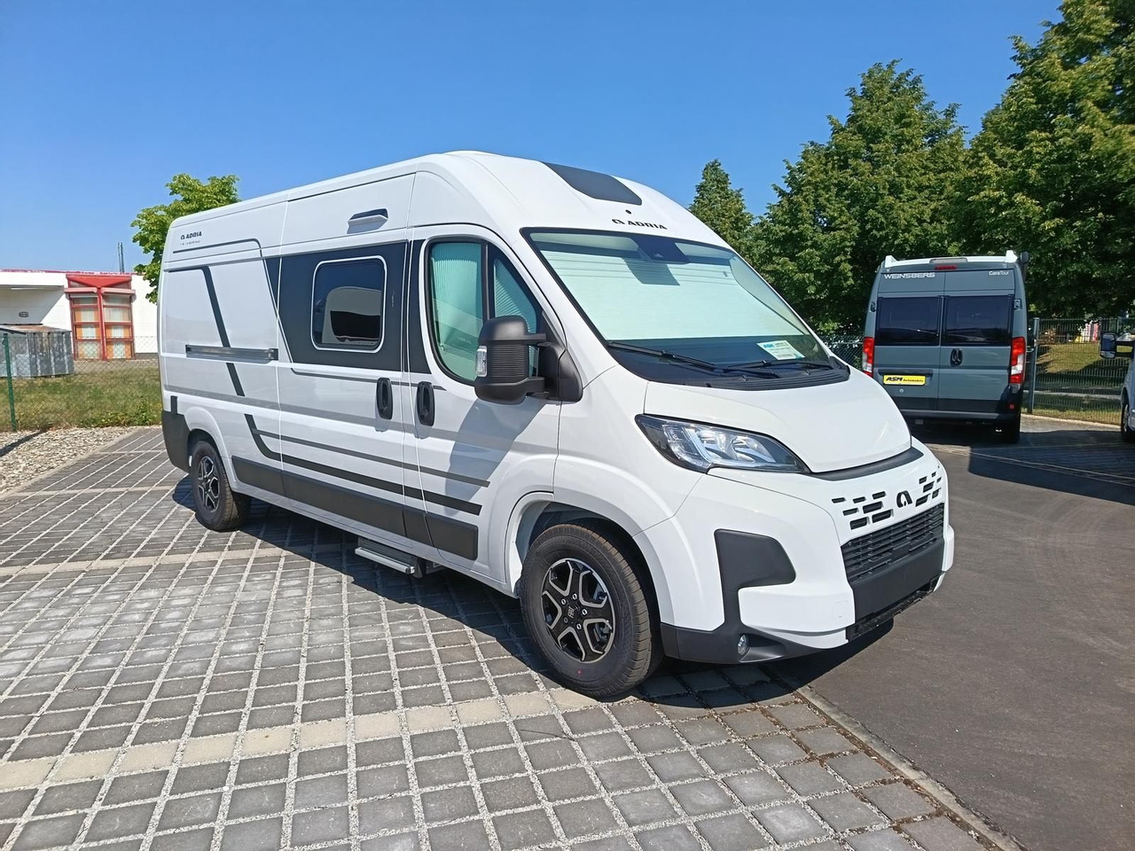Adria Twin Twin 600 SPB Family*SAFETY+STYLE*DAB*SOFORT - Kombi avtodom: slika 2 Adria Twin Twin 600 SPB Family*SAFETY+STYLE*DAB*SOFORT - Kombi avtodom: slika 2