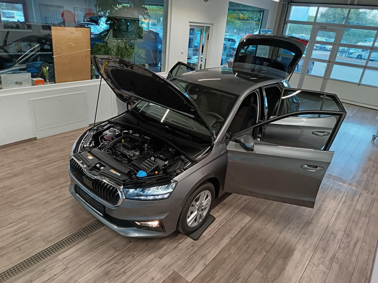 Skoda Fabia 30 Jahre DSG*VORBER.AHK*LED*R-KAM*TEMP*DAB - Limuzina: slika 2 Skoda Fabia 30 Jahre DSG*VORBER.AHK*LED*R-KAM*TEMP*DAB - Limuzina: slika 2