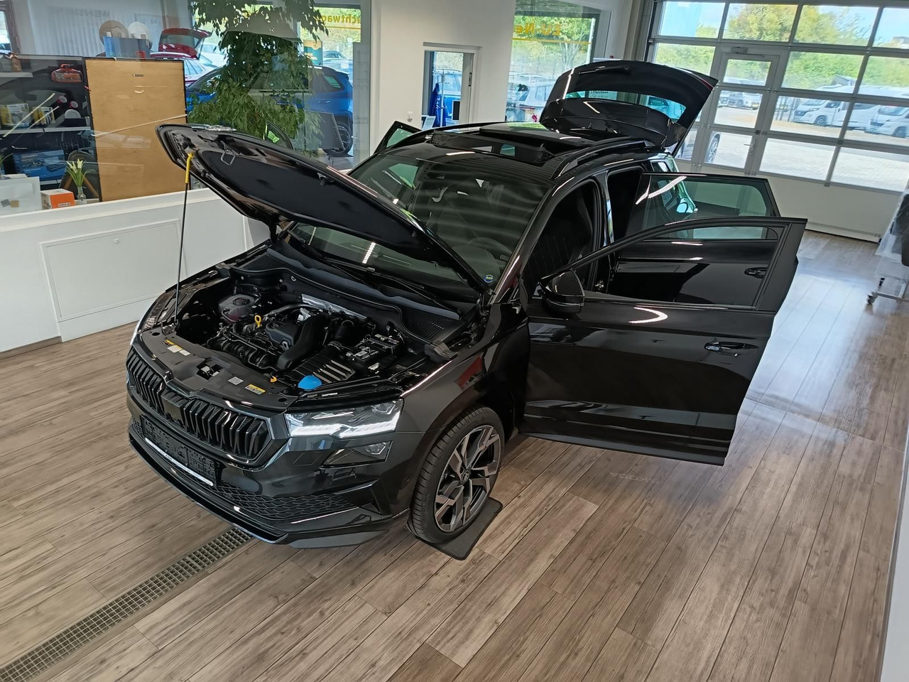 Skoda Karoq Sportline 1,5 TSI DSG*AHK*PSD*STD.HZG*NAVI - SUV: slika 2 Skoda Karoq Sportline 1,5 TSI DSG*AHK*PSD*STD.HZG*NAVI - SUV: slika 2