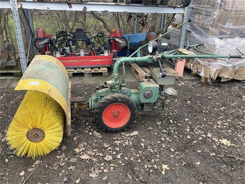 Irus U1200 med 120 cm fejemaskine - Mestni traktor: slika 1 Irus U1200 med 120 cm fejemaskine - Mestni traktor: slika 1