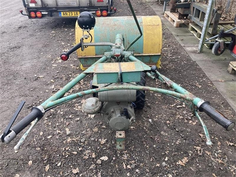 Irus U1200 med 120 cm fejemaskine - Mestni traktor: slika 4 Irus U1200 med 120 cm fejemaskine - Mestni traktor: slika 4