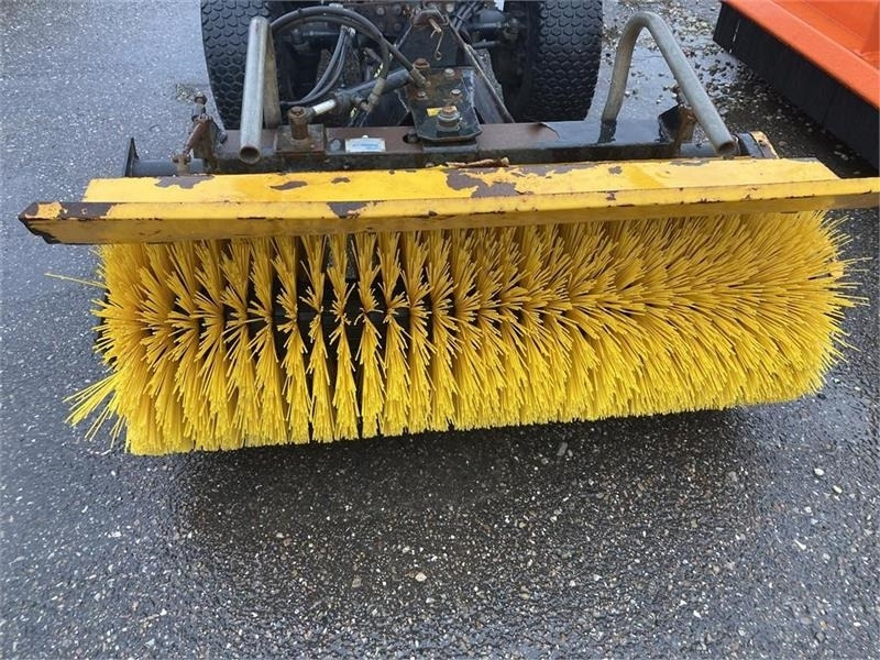 Iseki 321 med 130 cm kost og saltspreder - Mestni traktor: slika 3 Iseki 321 med 130 cm kost og saltspreder - Mestni traktor: slika 3