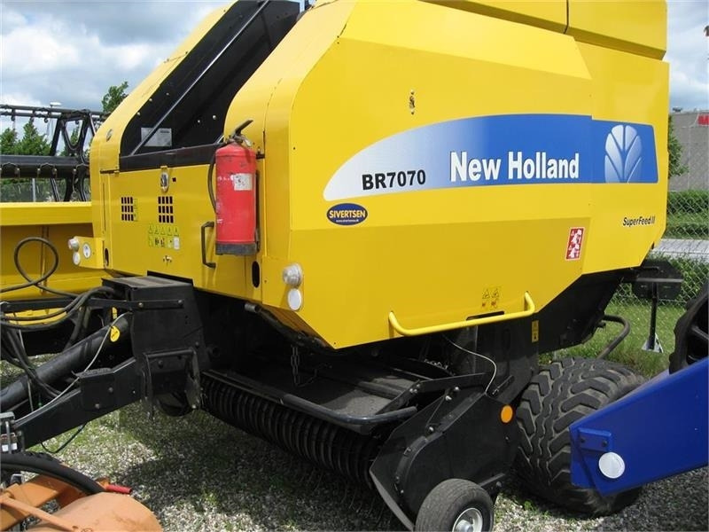 New Holland BR7070 med SUPER FEED - Balirka za okrogle bale: slika 1 New Holland BR7070 med SUPER FEED - Balirka za okrogle bale: slika 1