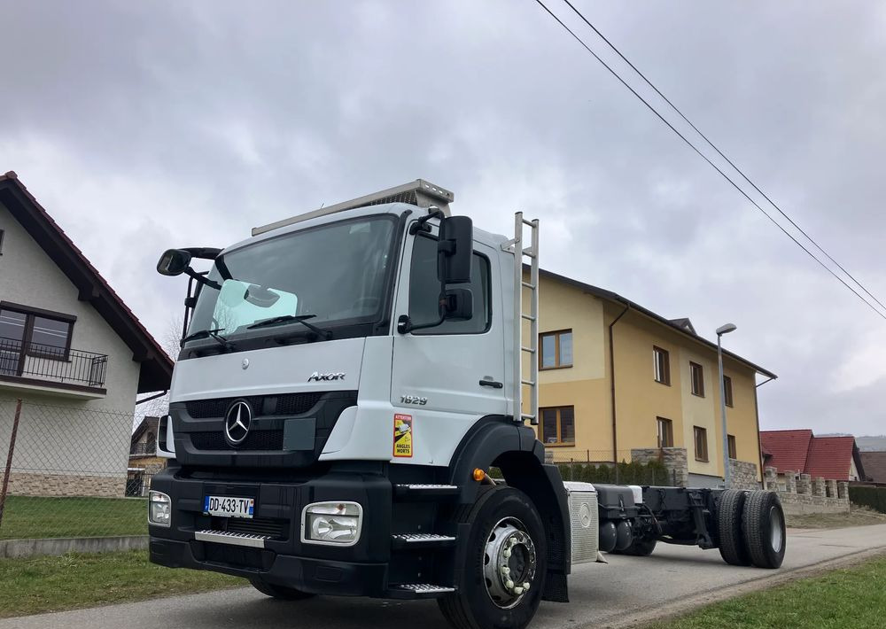 Mercedes-Benz Mercedes Axor 1829 Rama do zabudowy kiper beczka hakowiec laweta - Tovornjak-šasija: slika 2 Mercedes-Benz Mercedes Axor 1829 Rama do zabudowy kiper beczka hakowiec laweta - Tovornjak-šasija: slika 2