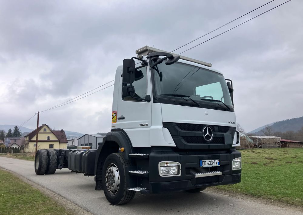 Mercedes-Benz Mercedes Axor 1829 Rama do zabudowy kiper beczka hakowiec laweta - Tovornjak-šasija: slika 1 Mercedes-Benz Mercedes Axor 1829 Rama do zabudowy kiper beczka hakowiec laweta - Tovornjak-šasija: slika 1