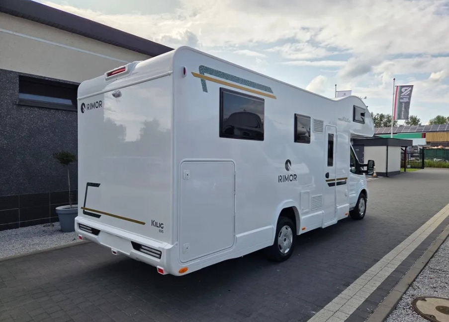 RIMOR Rimor KILIG 695 NEW Retrofitted 5-Passenger Winterized Camera Navigation - Kombi avtodom: slika 3 RIMOR Rimor KILIG 695 NEW Retrofitted 5-Passenger Winterized Camera Navigation - Kombi avtodom: slika 3