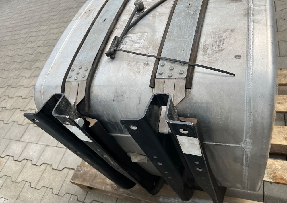 Zbiornik paliwa MAN TGX TGS 250 litrów kompletny - Sistem goriva za Tovornjak: slika 4 Zbiornik paliwa MAN TGX TGS 250 litrów kompletny - Sistem goriva za Tovornjak: slika 4