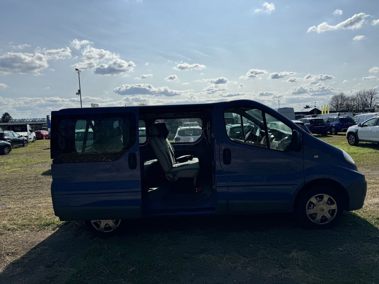 Renault Trafic Combi dCi90 L1H1 9-Sitzer - Potniški kombi: slika 5 Renault Trafic Combi dCi90 L1H1 9-Sitzer - Potniški kombi: slika 5