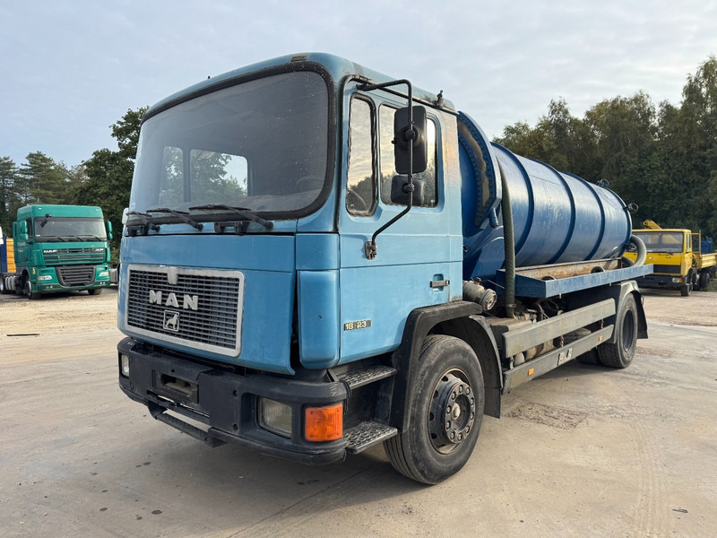 MAN 18.232 (12.000L / STEEL SUSPENSION / 6 CYLINDER WITH MANUAL PUMP) - Vakuumski tovornjak: slika 1 MAN 18.232 (12.000L / STEEL SUSPENSION / 6 CYLINDER WITH MANUAL PUMP) - Vakuumski tovornjak: slika 1