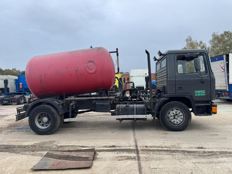 MAN 18.232 (8000 L / 6 CYLINDER WITH MANUAL PUMP / STEEL SUSPENSION) - Vakuumski tovornjak: slika 4 MAN 18.232 (8000 L / 6 CYLINDER WITH MANUAL PUMP / STEEL SUSPENSION) - Vakuumski tovornjak: slika 4